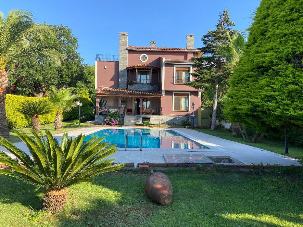 ŞİLE ALACALI SATILIK VİLLA 2215 M2DE 6+1 HAVUZLU 
